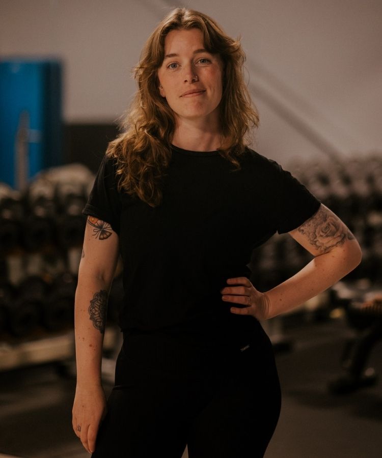 Julia leende med ena handen i sidan