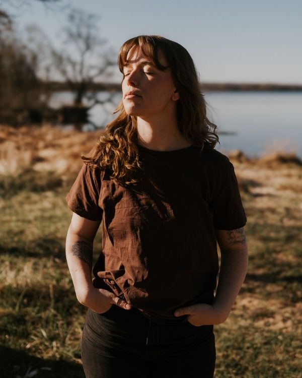 Julia blundar vänd mot solen