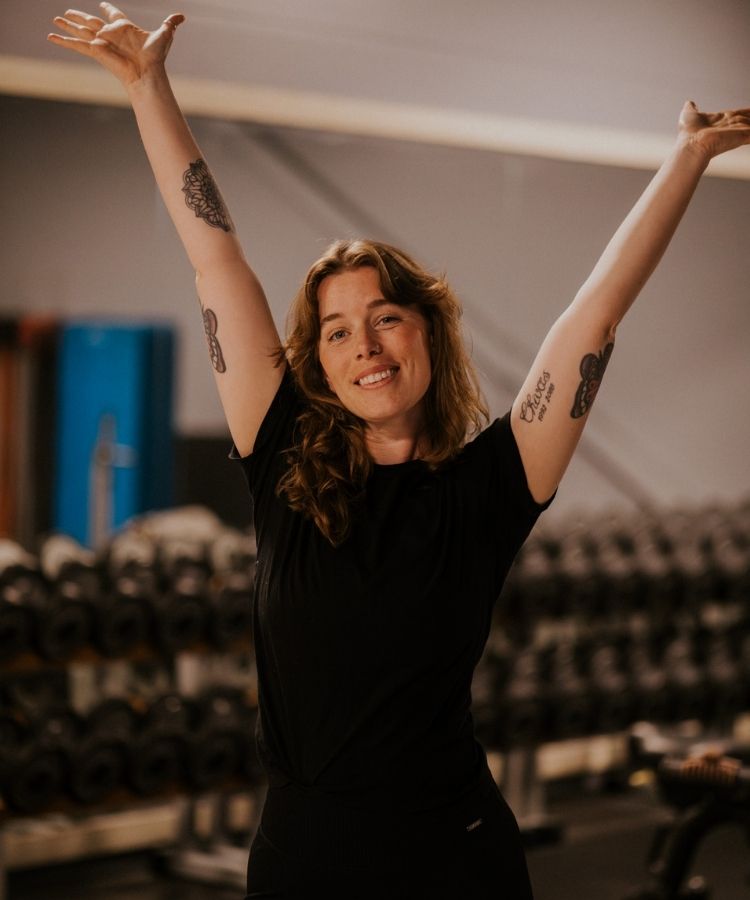 Julia leende med armarna rakt upp